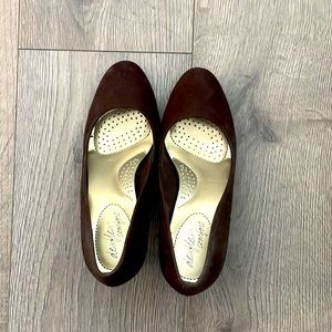 Super comfortable closed toes heeled shoes